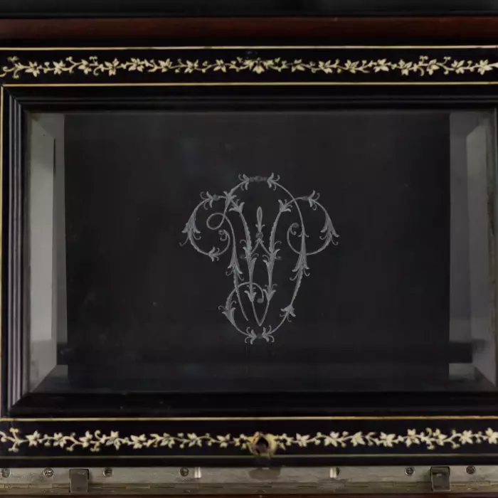 Bar à alcool en ébène à décor d`ivoire, dans le goût de Napoléon III. L`Europe . 19ème siècle. 