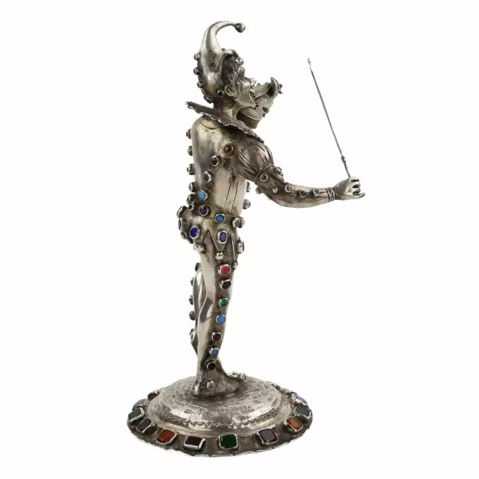 Figurine en argent d`un Arlequin jouant. Allemagne. 19ème siècle. 