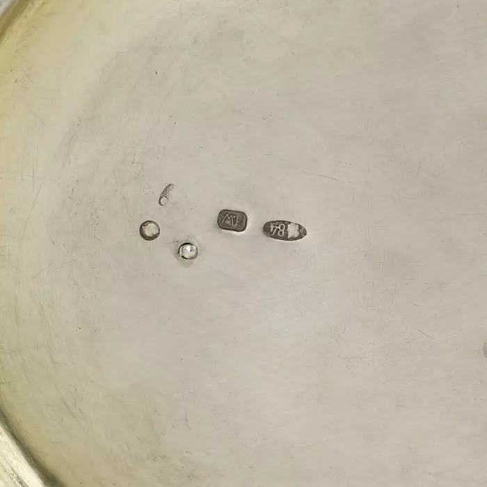 Boite en cristal en argent avec les armoiries de la Russie sur le couvercle. Début du 20ème siècle. 