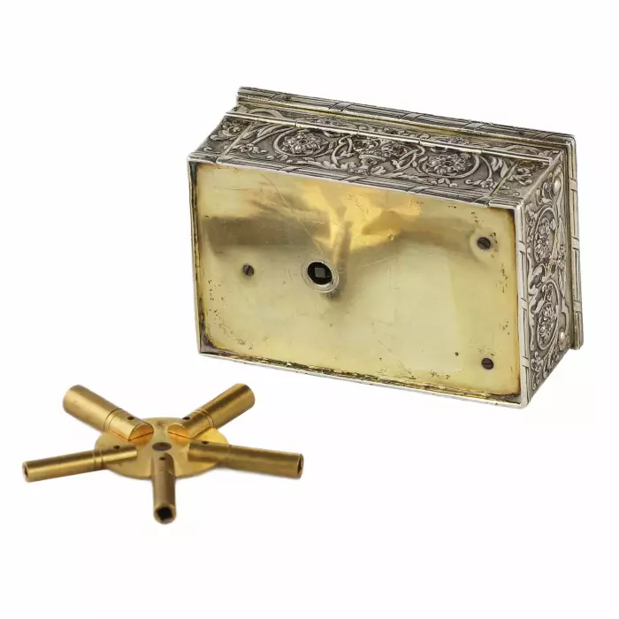 Boîte à musique en argent avec dorure et pierres représentant un oiseau chanteur. Karl Griesbaum. années 1930. 