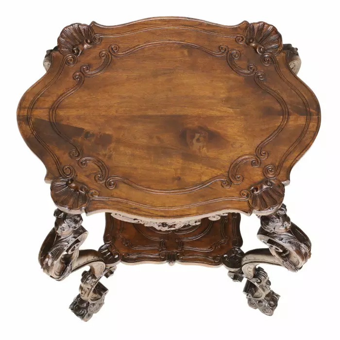 Table en bois sculpté de style néo-Roccoco du début du XIXème siècle. 