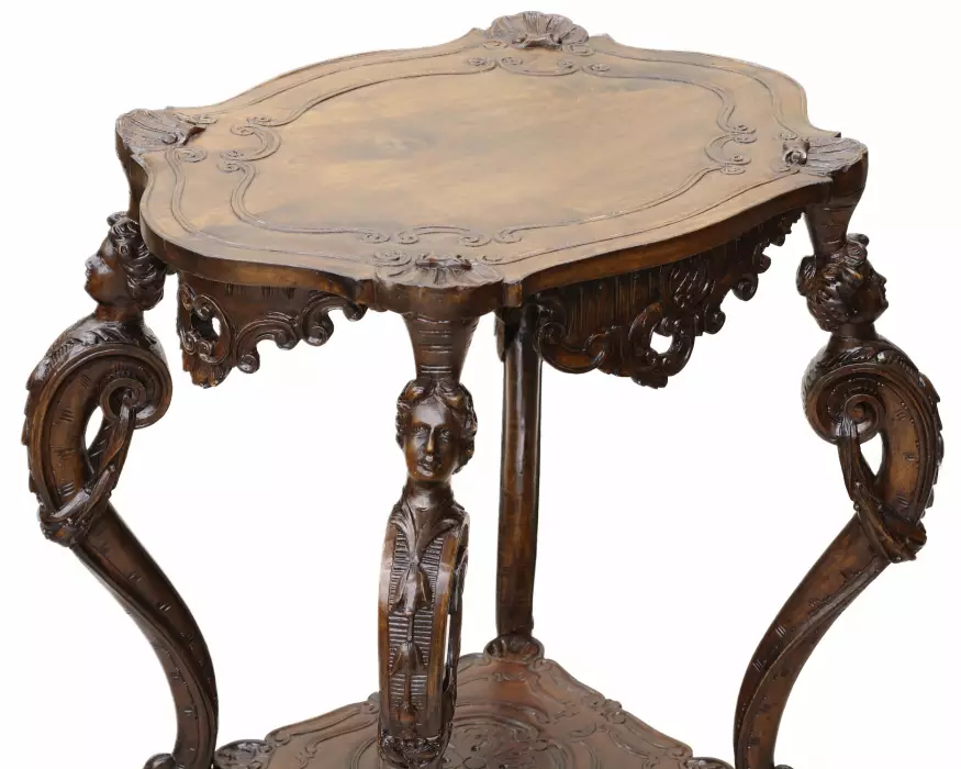 Table en bois sculpté de style néo-Roccoco du début du XIXème siècle. 