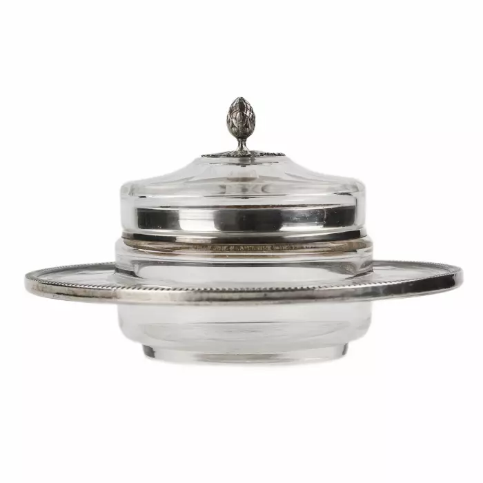 BEURRIER FRANÇAIS SUR PLATEAU EN CRISTAL ET ARGENT. NÉOCLASSICISME, PREMIÈRE MOITIÉ DU XXE SIÈCLE