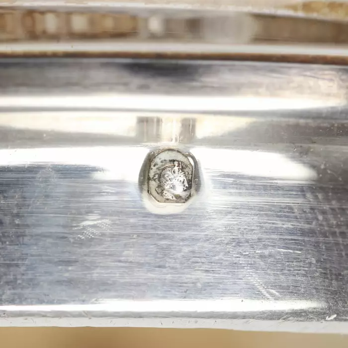 BEURRIER FRANÇAIS SUR PLATEAU EN CRISTAL ET ARGENT. NÉOCLASSICISME, PREMIÈRE MOITIÉ DU XXE SIÈCLE