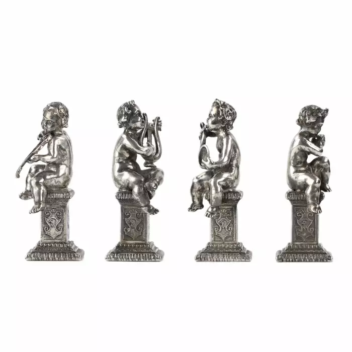 Quatre drôles de figures de musiciens putti en argent. 
