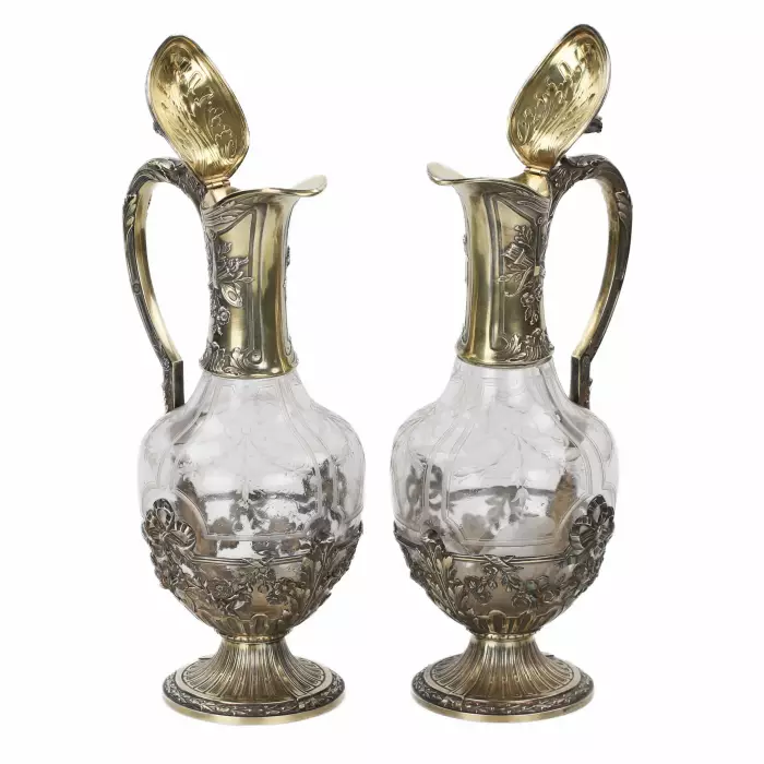 Paire de pichets à vin français en verre et argent de la fin du 19ème siècle. 