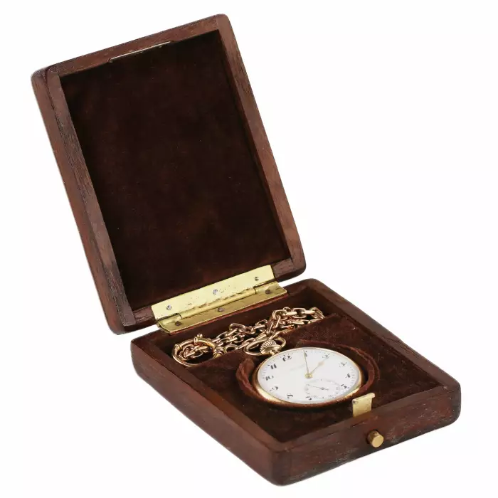 Montre de poche en or Uyisse Nardin du tournant des XIXème et XXème siècles. Dans une boîte et avec une chaîne en or. 