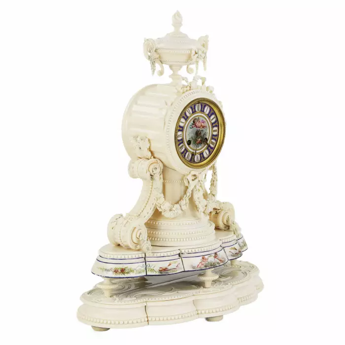 PENDULE DE CHEMINÉE EN IVOIRE ÉPOQUE NAPOLÉON III FRANCE, PARIS, SECONDE MOITIÉ DU XIXᵉ SIÈCLE