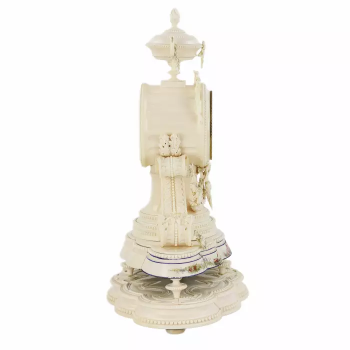 PENDULE DE CHEMINÉE EN IVOIRE ÉPOQUE NAPOLÉON III FRANCE, PARIS, SECONDE MOITIÉ DU XIXᵉ SIÈCLE