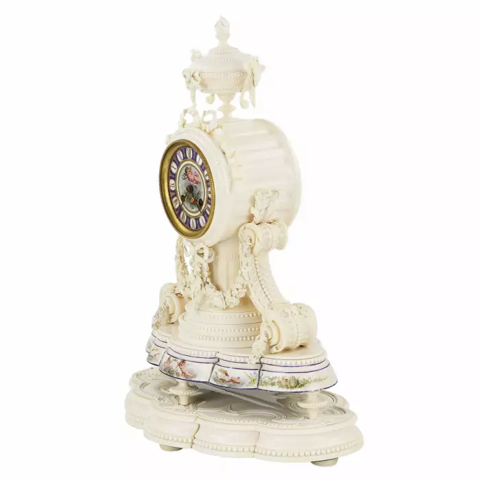 PENDULE DE CHEMINÉE EN IVOIRE ÉPOQUE NAPOLÉON III FRANCE, PARIS, SECONDE MOITIÉ DU XIXᵉ SIÈCLE