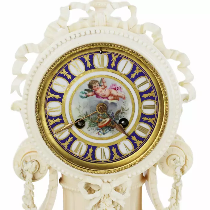 PENDULE DE CHEMINÉE EN IVOIRE ÉPOQUE NAPOLÉON III FRANCE, PARIS, SECONDE MOITIÉ DU XIXᵉ SIÈCLE