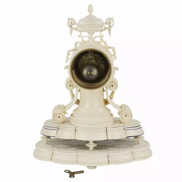 PENDULE DE CHEMINÉE EN IVOIRE ÉPOQUE NAPOLÉON III FRANCE, PARIS, SECONDE MOITIÉ DU XIXᵉ SIÈCLE