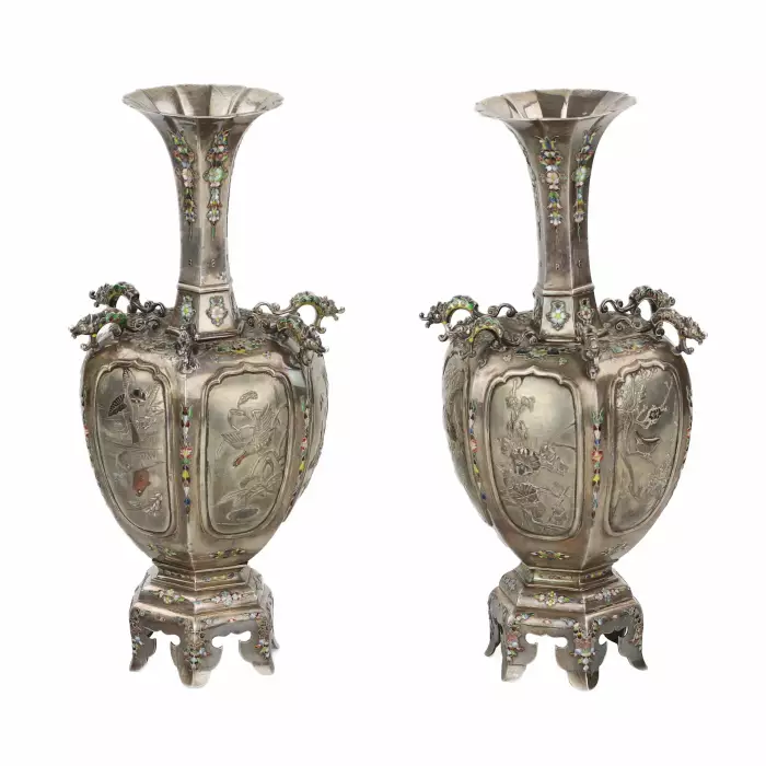 PAIRE DE VASES EN ARGENT JAPONAIS AVEC ÉMAIL JAPON, TOURNANT DES XIXe–XXe SIÈCLES