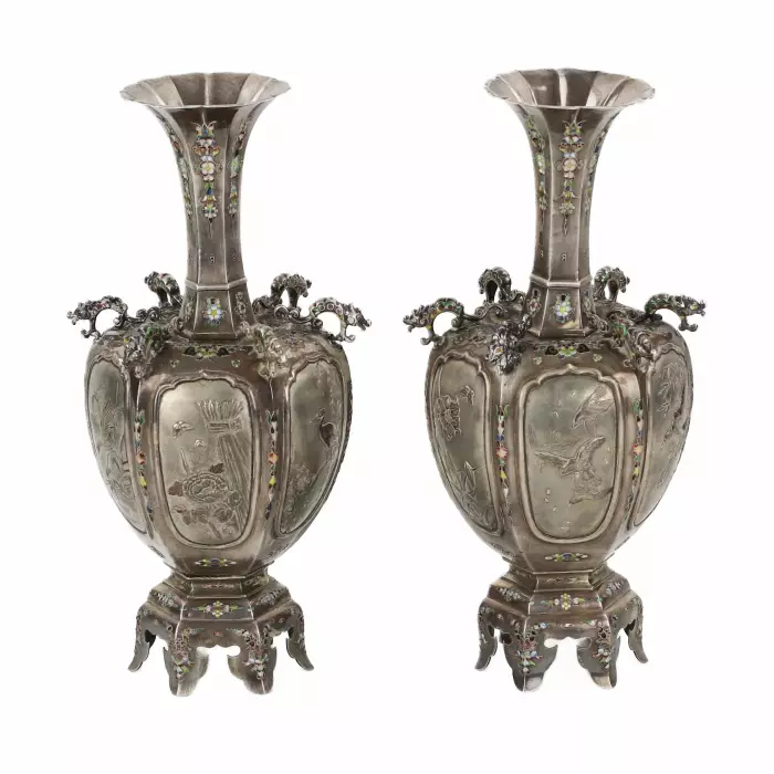 PAIRE DE VASES EN ARGENT JAPONAIS AVEC ÉMAIL JAPON, TOURNANT DES XIXe–XXe SIÈCLES