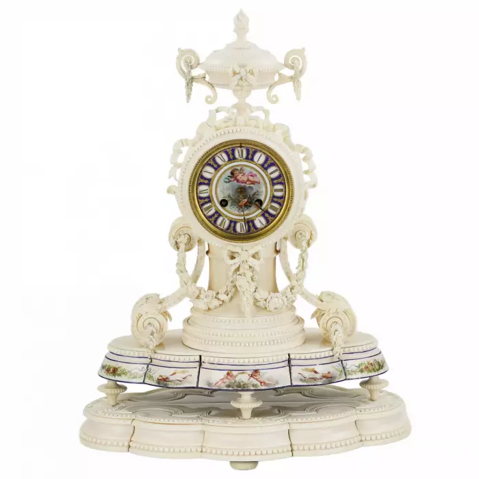 PENDULE DE CHEMINÉE EN IVOIRE ÉPOQUE NAPOLÉON III FRANCE, PARIS, SECONDE MOITIÉ DU XIXᵉ SIÈCLE