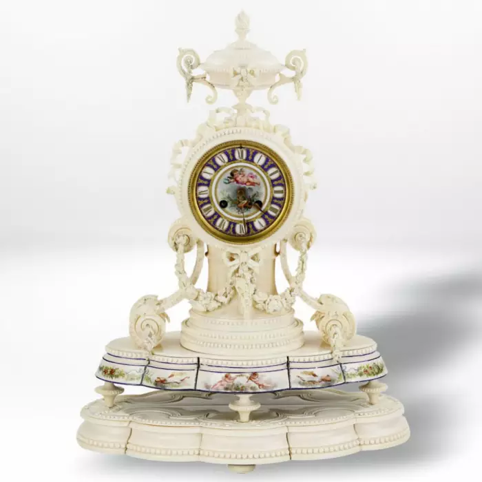 PENDULE DE CHEMINÉE EN IVOIRE ÉPOQUE NAPOLÉON III FRANCE, PARIS, SECONDE MOITIÉ DU XIXᵉ SIÈCLE