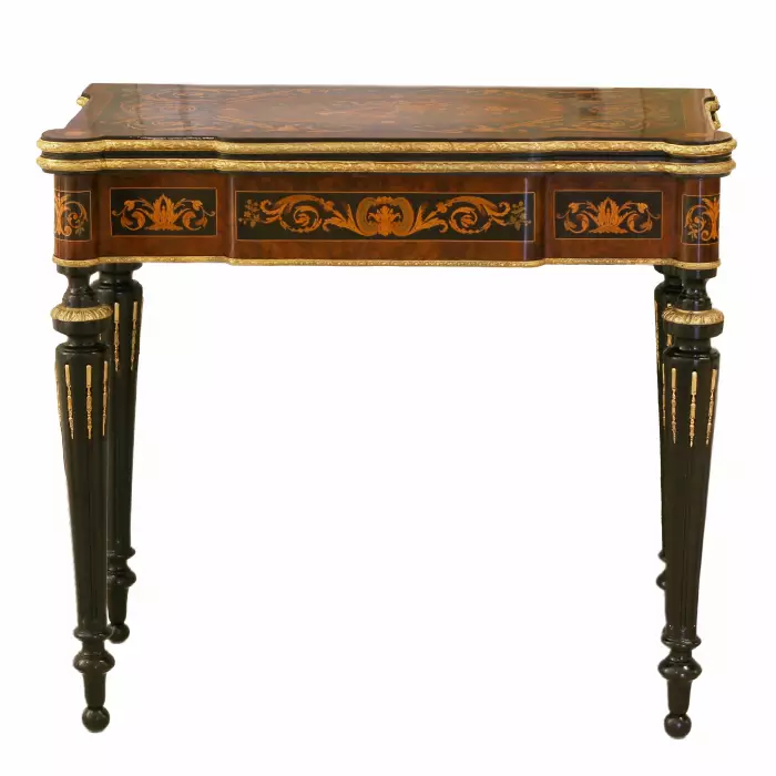 Table de jeu décorée d&39;un motif selon la technique de la marqueterie. France. Fin du XIXe siècle 