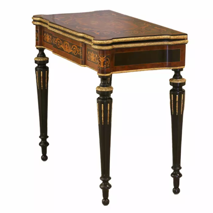 Table de jeu décorée d&39;un motif selon la technique de la marqueterie. France. Fin du XIXe siècle 