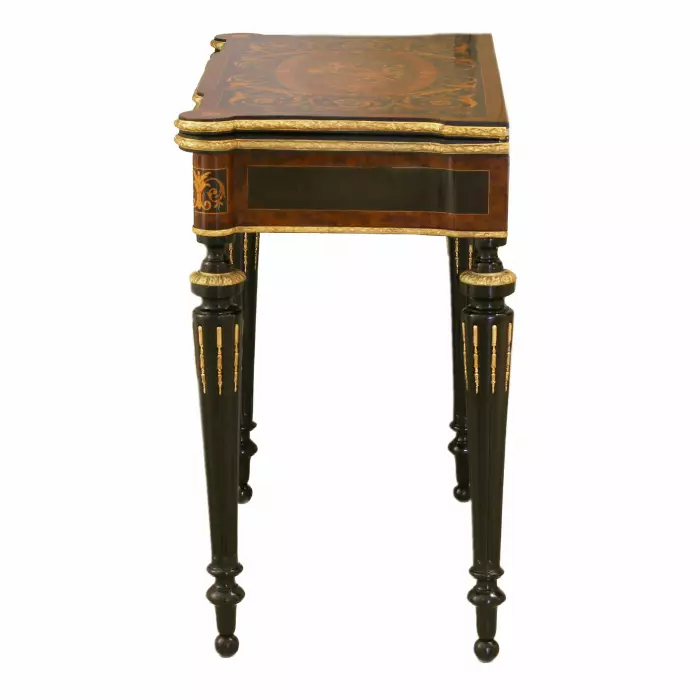 Table de jeu décorée d&39;un motif selon la technique de la marqueterie. France. Fin du XIXe siècle 