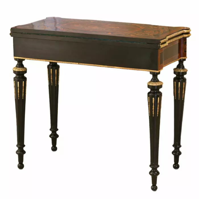 Table de jeu décorée d&39;un motif selon la technique de la marqueterie. France. Fin du XIXe siècle 