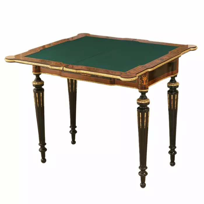 Table de jeu décorée d&39;un motif selon la technique de la marqueterie. France. Fin du XIXe siècle 