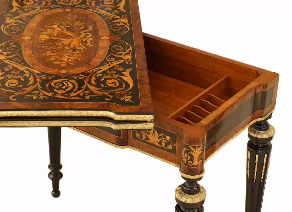 Table de jeu décorée d&39;un motif selon la technique de la marqueterie. France. Fin du XIXe siècle 
