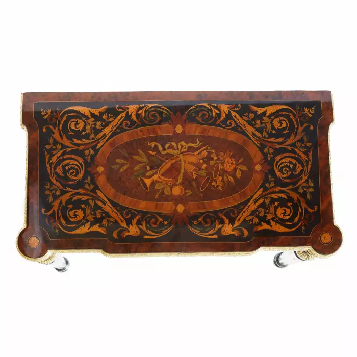 Table de jeu décorée d&39;un motif selon la technique de la marqueterie. France. Fin du XIXe siècle 