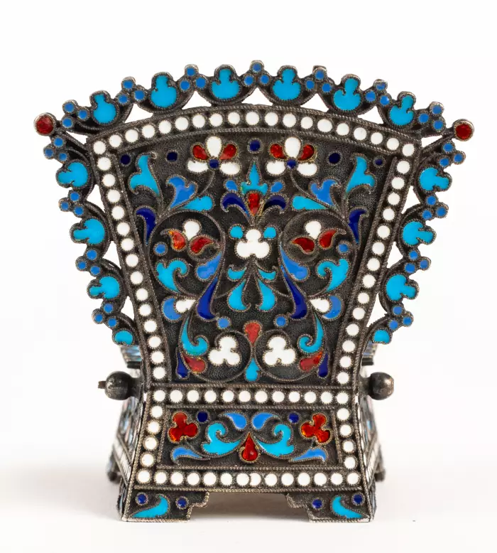 Salière en argent Chaise haute émaillée. Saster Strulev Nikolaï. Moscou Russie, XXe siècle. 