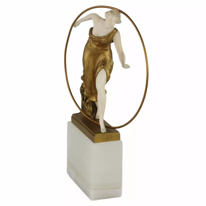 WOMAN WITH A HOOP. CHRYSÉLÉPHANTINE SCULPTURE BY GEORGES MORIN. FRANCE, CIRCA 1920