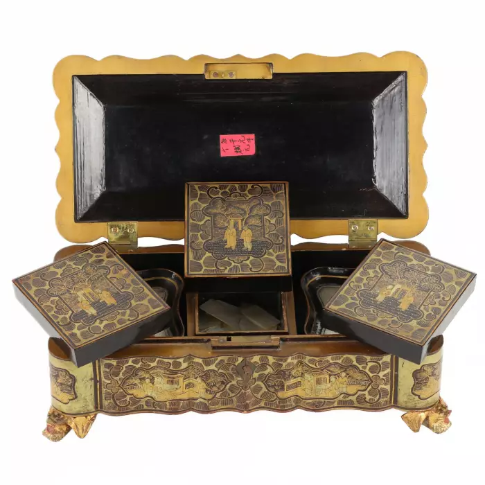 Game box, covered with black and gold lacquer. China, Canton, 19th century. 