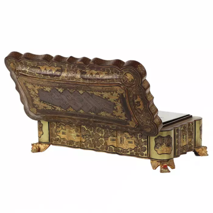 Game box, covered with black and gold lacquer. China, Canton, 19th century. 