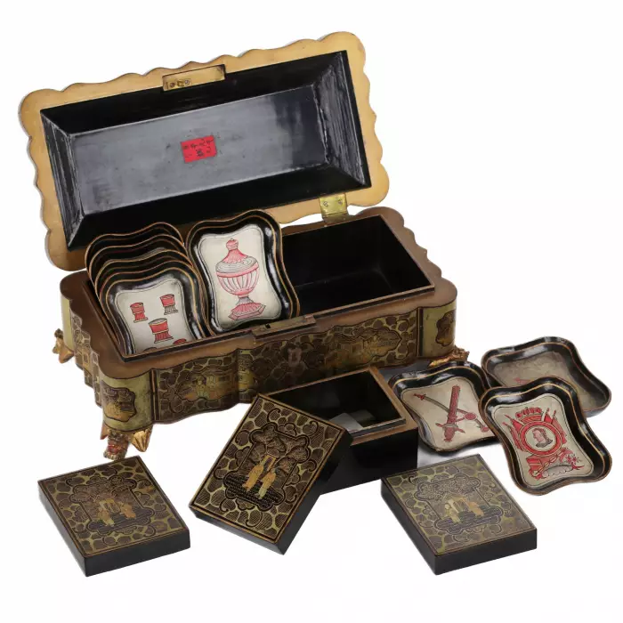Game box, covered with black and gold lacquer. China, Canton, 19th century. 