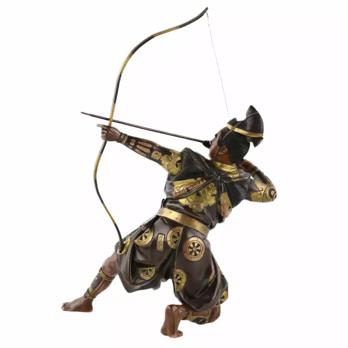 FIGURE EN BRONZE D’UN SAMOURAÏ ARCHER AU GRAND ARC. YOSHIMITSU HŌ (芳光炮) JAPON, PÉRIODE MEIJI, VERS 1880
