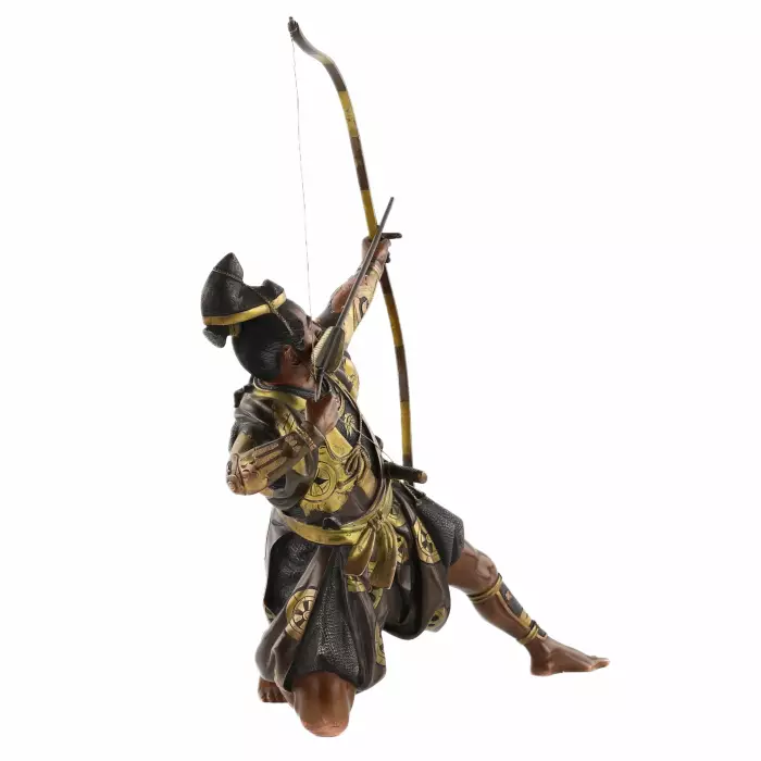 FIGURE EN BRONZE D’UN SAMOURAÏ ARCHER AU GRAND ARC. YOSHIMITSU HŌ (芳光炮) JAPON, PÉRIODE MEIJI, VERS 1880