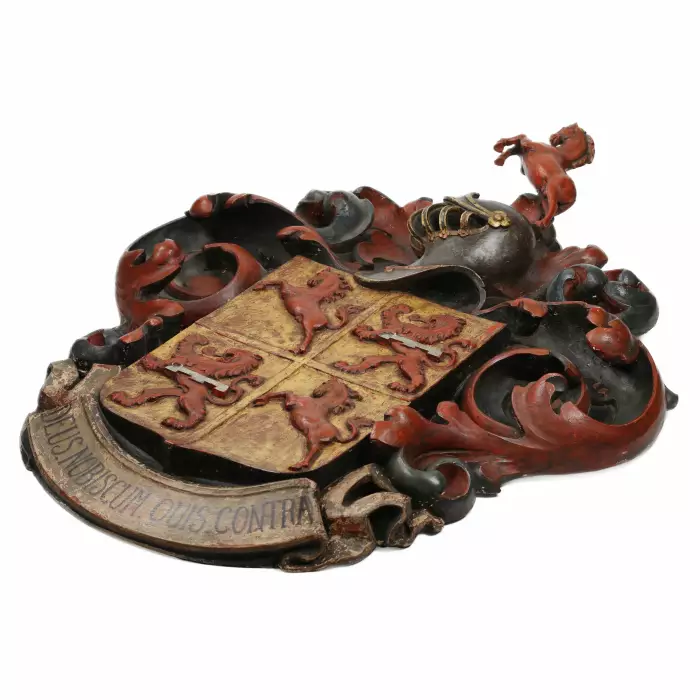 Large wooden coat of arms topped with a horse and the inscription Deus Nobiscum Quis Contra, 19th century. 