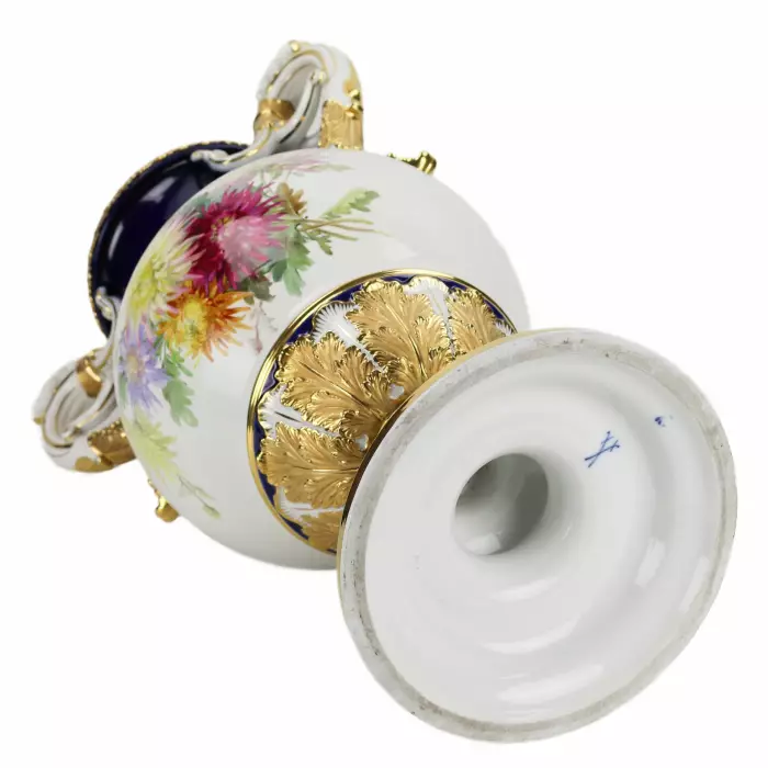 LARGE SALON VASE WITH FLORAL BOUQUETS. ERNST AUGUST LEUTERITZ GERMANY, MEISSEN, SECOND HALF OF THE 19TH CENTURY