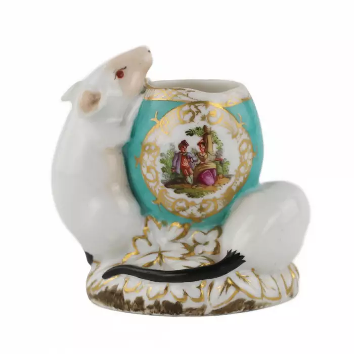 Composition décorative représentant deux souris près d`un œuf. KPM, 19ème siècle. 