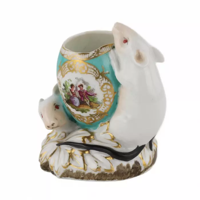 Composition décorative représentant deux souris près d`un œuf. KPM, 19ème siècle. 