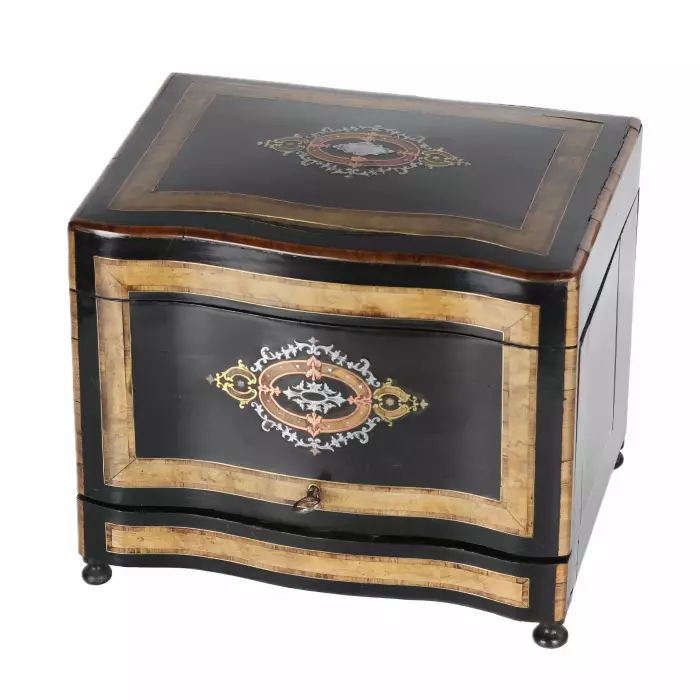 FOLDING TRAVELLING LIQUEUR CABINET (CAVE À LIQUEUR) WITH MARQUETRY. FRANCE, LATE 19TH CENTURY