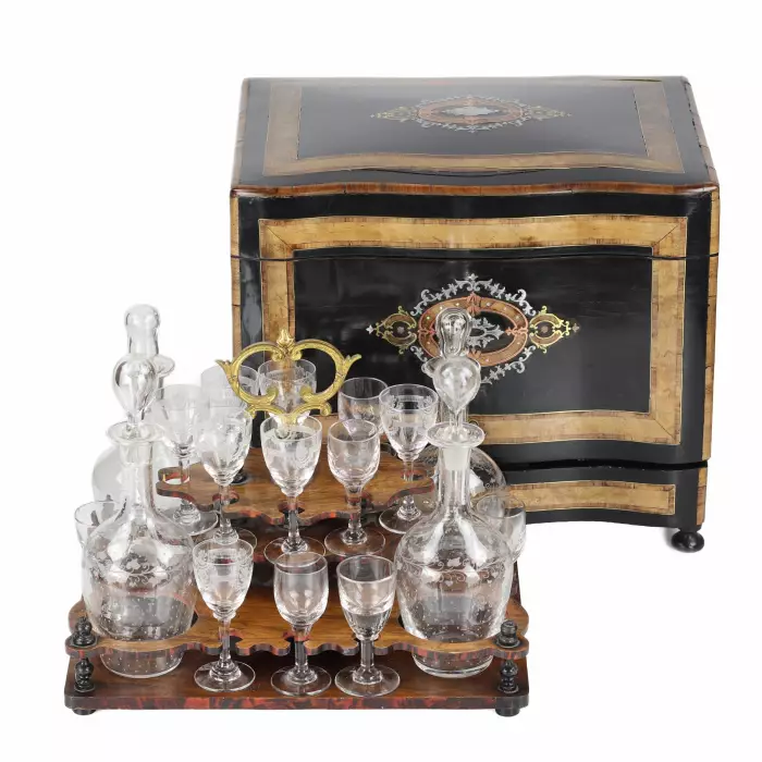 FOLDING TRAVELLING LIQUEUR CABINET (CAVE À LIQUEUR) WITH MARQUETRY. FRANCE, LATE 19TH CENTURY