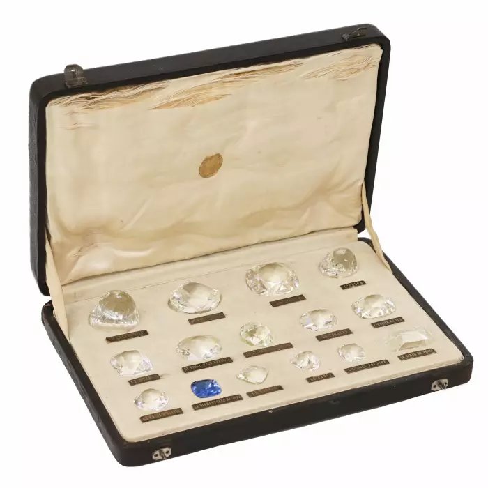 Un coffret vintage des répliques de diamants les plus célèbres au monde. 