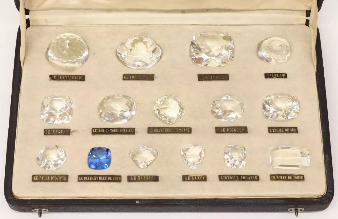 Un coffret vintage des répliques de diamants les plus célèbres au monde. 