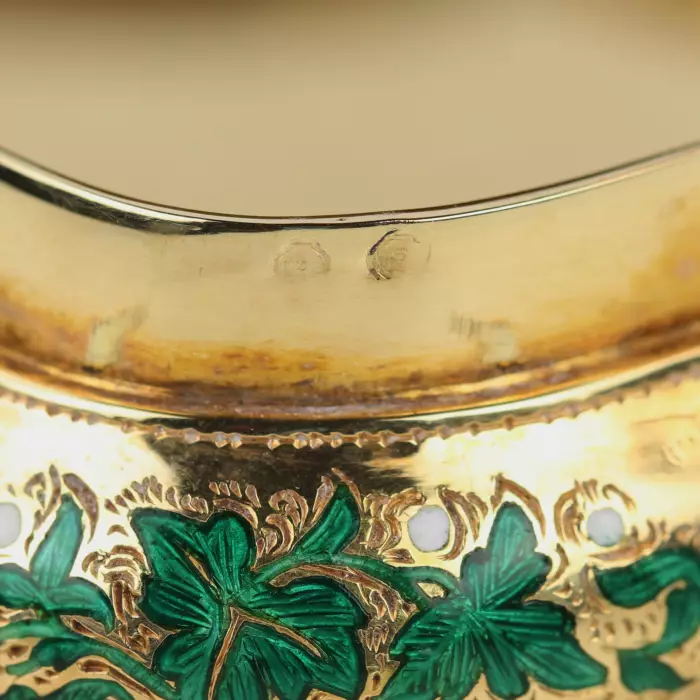 Золотая с эмалью табакерка. Швейцария  около 1845-1860 гг