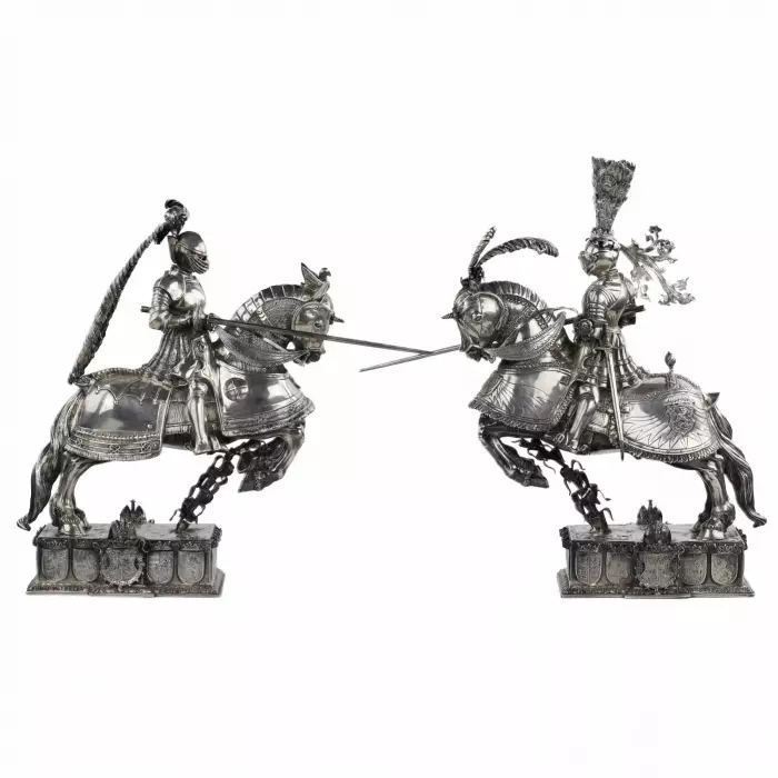 CHEVALIERS MAXIMILIEN IER ET FERDINAND II À CHEVAL. HANAU, VERS 1910