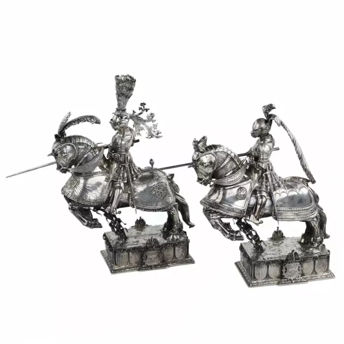 CHEVALIERS MAXIMILIEN IER ET FERDINAND II À CHEVAL. HANAU, VERS 1910