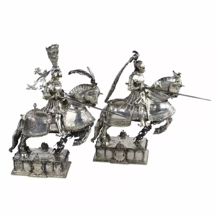 CHEVALIERS MAXIMILIEN IER ET FERDINAND II À CHEVAL. HANAU, VERS 1910