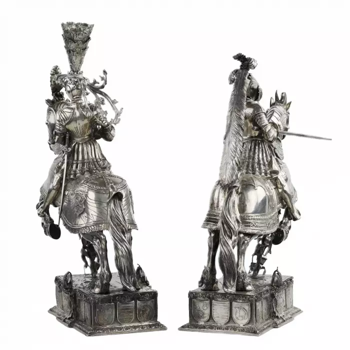 CHEVALIERS MAXIMILIEN IER ET FERDINAND II À CHEVAL. HANAU, VERS 1910