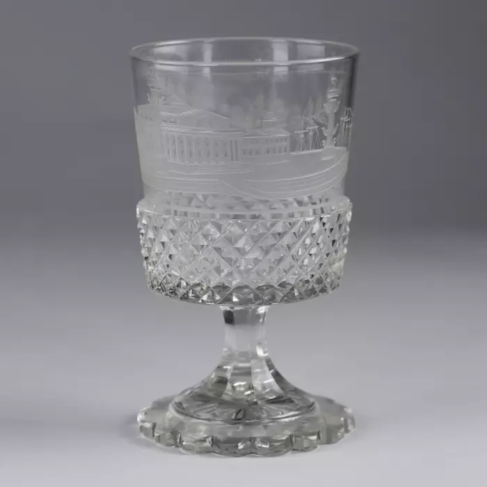 Un verre avec vue sur Saint-Pétersbourg. Fabrique de verre impériale. Russie, XIXe siècle. 