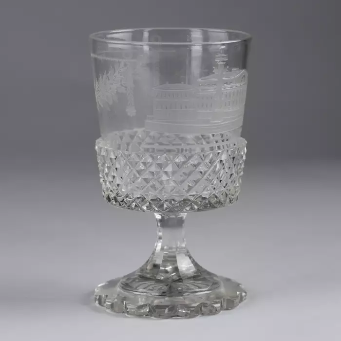 Un verre avec vue sur Saint-Pétersbourg. Fabrique de verre impériale. Russie, XIXe siècle. 