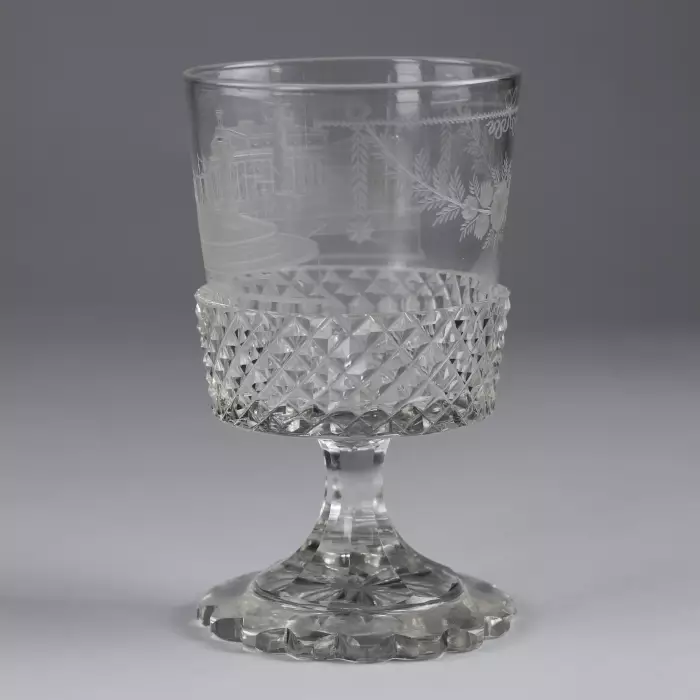 Un verre avec vue sur Saint-Pétersbourg. Fabrique de verre impériale. Russie, XIXe siècle. 